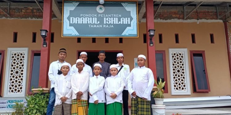Ponpes Daarul Ishlah Tanjung Jabung Barat Terima Bantuan PAC LDII Desa Taman Raja