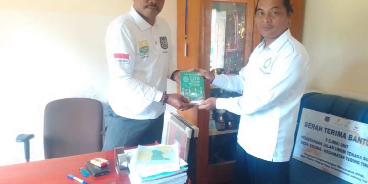 LDII Serahkan Buku “Nilai-Nilai Kebajikan Dalam Jamaah LDII”Kepada Kepala Desa Delima
