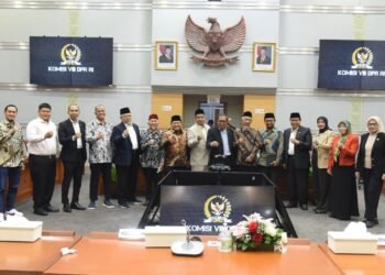 Jakarta (6/3). Komisi VIII DPR RI tengah menyusun RUU Perubahan atas UU No 34 Tahun 2014 tentang Pengelolaan Keuangan Haji. Mereka mengundang ormas-ormas Islam, antara lain MUI, PBNU, PP Muhammadiyah, dan LDII.

Dalam “Rapat Dengar Pendapat Umum (RDPU) Panitia Kerja (Panja) Tentang Pengelolaan Dana Haji”, di Gedung DPR RI, Jakarta, pada Kamis (6/3) tersebut, Sekretaris Umum DPP LDII, Dody Taufiq Wijaya mengusulkan untuk memperkuat lima aspek, “Pertama, aspek kepatuhan syariah, kedua; kelembagaan, ketiga; efisiensi dan efektivitas, keempat; investasi dan yang kelima tata kelola,” ujar Dody. 

Terkait kepatuhan syariah, Dody menjelaskan, diperlukan mekanisme pengawasan yang lebih proporsional dan terukur dalam memastikan seluruh investasi dan pengelolaan dana haji memenuhi prinsip syariah, “Penilaian oleh Dewan Pengawas Syariah (DPS) harus lebih independen dan transparan. Peran DPS belum terlalu kuat dalam pengambilan keputusan strategis, terkait investasi karena hanya berfungsi sebagai pengawas dan pemberi rekomendasi, dan juga perlu dilakukan Audit Syariah Compliance oleh Lembaga yang independen dan Profesional, ini biasa dilakukan oleh lembaga keuangan syariah internasional” ujarnya.

Dody menilai, belum ada sanksi tegas, jika terjadi ketidaksesuaian prinsip syariah dalam pengelolaan dana, “Maka hasil pengawasan DPS harus transparan dan dipublikasikan serta perlu ada mekanisme untuk menindaklanjuti temuan-temuan dari DPS,” katanya. Aspek kedua, terkait kelembagaan, Dody mengungkapkan, diperlukan penguatan kewenangan dan akuntabilitas lembaga. “Revisi UU No 34 Tahun 2014 perlu menegaskan fungsi pengawasan dan akuntabilitas lembaga,” tuturnya.

Dody menegaskan, lembaga apapun yang nanti akan menerima amanah UU ini, pertimbangannya adalah efisiensi dan efektivitas penyelenggaraan haji dan umroh, serta pengelolaan keuangannya. Dody melanjutkan, efektivitas struktur organisasi lembaga pengelolaan keuangan haji, harus memastikan pemisahan yang jelas. “Antara fungsi pengelolaan dana dan pengawasan internal, agar tidak terjadi konflik kepentingan,” pungkasnya.

Dody juga mengusulkan untuk meningkatkan SDM yang berintegritas dan profesional dalam mendukung lembaga pengelolaan dana keuangan haji tersebut, “Mulai dari manajemen puncak hingga staf pelaksana, melalui pelatihan khusus dalam manajemen investasi syariah,” katanya.

Selanjutnya, terkait aspek efisiensi dan efektivitas, Dody mendorong untuk melakukan upaya optimalisasi pengelolaan dana haji, “Harus lebih fokus pada efisiensi operasional. Digunakan semaksimal mungkin untuk memenuhi hak dasar jamaah, perlindungan jamaah, serta meningkatkan pelayanan dan kenyamanan jamaah,” imbuhnya.

Kemudian, berbicara aspek keempat, yakni investasi pengelolaan keuangan haji, Dody menyarankan diperlukan diversifikasi investasi yang aman dan menguntungkan. “Hindari ketergantungan pada satu jenis investasi tertentu. Perluas portofolio pada sektor yang lebih stabil, seperti surat berharga, logam mulia, dan reksadana berbasis syariah, ataupun investasi langsung dengan proporsi yang terukur,” katanya.

Dody mengatakan, investasi dalam bentuk emas sangat menguntungkan karena nilainya terus bertambah dan mudah dalam pengawasannya. Bahkan, Badan Pengelola Keuangan Haji (BPKH) belum melirik emas sebagai investasi, “Nilai pasarnya jelas dan terus bertambah. Ini sangat menguntungkan dan memudahkan pengawasan,” ujar Dody.

Dody melanjutkan, aspek terakhir adalah mengenai tata kelola. “Misalnya, diperlukan peningkatan transparansi dan akuntabilitas dalam hal publikasi laporan keuangan,” ungkap Dody.

Kemudian, diperlukan penguatan peran DPR, BPK, otoritas terkait serta stakeholder lainnya, termasuk ormas Islam untuk melaksanakan peran pengawasan. Jika ditemukan penyimpangan pengelolaan dana haji, Dody mengusulkan untuk diberikan sanksi yang jelas dan tegas. 

“Berupa sanksi administratif ataupun pidana, bagi pihak yang melakukan penyelewengan, penyalahgunaan dan missmanagement, yang berdampak hilang atau berkurangnya manfaat yang diterima jamaah,” imbuhnya.

Dody juga mengusulkan diberikan akses keterlibatan masyarakat dan jamaah haji. “Tingkatkan keterlibatan publik, melalui mekanisme masukan dan partisipasi dalam pengelolaan dana haji. Misalnya melalui keterangan publik yang diadakan secara berkala oleh lembaga yang diberikan amanat UU,” katanya.

Dody menyimpulkan, revisi UU No 34 Tahun 2014, harus berfokus pada peningkatan kepatuhan syariah, penguatan kelembagaan, peningkatan efisiensi dan efektivitas, optimalisasi investasi serta sanksi yang jelas terhadap ketidaksesuaian pengelolaan dana haji. 

Dody menegaskan, LDII mengusulkan kelembagaan yang kuat dan akuntabel. Ia tidak mempermasalahkan pengelola dana haji digabung dengan lembaga penyelenggara haji, “Variabel pertimbangan utamanya adalah kajian yang mendalam tentang efisiensi dan efektivitas lembaga tersebut, dalam memberikan manfaat yang sebesar-nya untuk jamaah haji Indonesia.