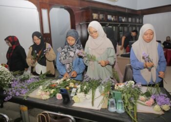 Jakarta (9/3). Departemen Pemuda, Kepanduan, Olahraga, Seni dan Budaya (PKOSB) DPP LDII bekerja sama dengan LINES dan Azka Anggun Art menggelar workshop bertajuk “Merangkai Bunga, Merangkai Cuan”. Kegiatan dilaksanakan pada Sabtu (8/3) di Kantor DPP LDII, Senayan, Jakarta secara hybrid. “Gagasan kegiatan ini berawal dari komunitas pecinta bunga yang berkumpul karena kesamaan hobi berlanjut menjadi profesi. Departemen PKOSB DPP LDII ingin mewadahi ilmu yang baik ini untuk dibagikan kepada generasi penerus LDII,“ ujar Ketua Departemen PKOSB DPP LDII, Edwin Sumiroza. Ia menegaskan kegiatan ini bertujuan meningkatkan kemandirian generasi muda, khususnya di bidang ekonomi kreatif. ”Di sini, kreativitas generasi muda kami wadahi. Juga kami dorong penggunaan media sosial sebagai sarana pemasaran untuk mengoptimalkan pendapatan,” ujar Edwin. Edwin menjelaskan, hobi dapat menghasilkan jika bisa mengetahui potensi diri. Dengan mengetahui potensi diri dapat menciptakan ciri khas dari produk atau jasa yang ingin dijual. Ia menegaskan untuk tidak takut mencoba dan memulai dari hal terkecil. “Harapnya banyak komunitas lain yang bisa populer dan bisa berbagi ilmu yang berpotensi menghasilkan pendapatan, sehingga kegiatan ini dapat berkelanjutan,” terang Edwin. Sementara itu, salah seorang owner Azka Anggun Art, Opy Yudini memberikan materi tentang pengenalan bunga dan dasar merangkainya. Ia menerangkan bahwa bunga memiliki warna yang bermacam-macam dan terdapat dua jenis yaitu segar dan artificial atau buatan. “Selain itu, bunga juga terbagi menjadi menjadi dua yaitu bunga lokal dan bunga impor. Merangkai bunga juga harus memenuhi dua prinsip, pertama, yaitu simetris, proposi dan keseimbangan. Kedua, memenuhi prinsip dimensi, kedalaman dan berkarakter,” jelasnya. Opy yang juga Sekretaris Jendral Asosiasi Pengusaha Jasa Dekorasi Indonesia (ASPEDI) Tahun 2025-2029 menjelaskan, banyak sekali usaha yang bisa dikembangkan dari sini ini karena permintan pasar yang cukup besar. Mulai dari florist yang tidak membutuhkan modal besar dan bisa dilakukan di rumah. Bisa juga menjadi dekorator, bisa dimulai dari lingkungan pertemanan dekat. Seperti membantu mendekor acara akad nikah teman. “Kami dari Azka Anggun dengan senang hati bisa shodaqoh ilmu dan berbagi keterampilan melalui pelatihan ini. Karena memang usaha ini bagus ditekuni untuk anak muda sekarang,” ungkapnya. Ia juga memotivasi generus yang ingin membuka usaha, agar membulatkan niat dan kemauan serta berani untuk memulai. Selain itu, untuk mengembangkan kemampuan bisa dimulai dengan mengikuti pelatihan dan belajar dari teman yang sudah ahli di bidangnya. Sementara itu, salah satu peserta, Niki mengaku antusias dan bersyukur mengikuti kegiatan ini. Ilmu yang didapat dari banyak narasumber sangat bermanfaat dan dapat diaplikasikan untuk bekal kemandirian. “Semoga DPP LDII dapat terus membuka pelatihan lainya untuk bekal kemandirian generus untuk merintis usaha,” tuturnya. Kegiatan ini juga menerangkan cara memasarkan produk atau jasa melalui media online. Mulai dari membuat konten foto dan video yang menarik sampai strategi pemasaran yang efektif.