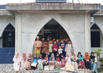 Kota Jambi (11/7). Dalam rangka mengisi libur sekolah, Pengurus Cabang LDII Kecamatan Telanaipura mengadakan kegiatan asrama pelajar di Masjid Al Manshurin yang beralamat di Kelurahan Pematang Sulur, Telanaipura, Kota Jambi, Jum’at (11/7).

Program ini bertujuan untuk meningkatkan keimanan dan pemahaman agama Islam di kalangan anak-anak dan remaja. Kegiatan diisi dengan berbagai pembelajaran, termasuk kajian Al-Qur’an, tafsir, dan praktik ibadah sehari-hari.

Para peserta dibimbing langsung oleh sejumlah ustaz berpengalaman, di antaranya Ustaz Zainal Nuraidin, Ustaz Paidi, Ustaz Fauzan, Ustaz Dayat, dan Ustaz Lubis. Mereka memberikan pendampingan intensif agar para pelajar dapat memahami nilai-nilai agama dengan lebih mendalam. Selain itu, kegiatan ini juga dirancang untuk membentuk karakter disiplin dan kebersamaan di antara peserta.

“Asrama pelajar ini menjadi wadah bagi remaja untuk mengisi waktu libur dengan kegiatan positif,” ujar Widiayanto, Pembina PC LDII Kecamatan Telanaipura. Ia menambahkan, selain materi keagamaan, peserta juga diajak untuk berdiskusi dan bermusyawarah dalam menyelesaikan masalah sehari-hari. Hal ini diharapkan dapat membentuk generasi yang tidak hanya religius tetapi juga kritis dan mandiri.

Kegiatan ini mendapat respons positif dari orang tua dan masyarakat sekitar. Mereka berharap program serupa dapat terus dilaksanakan secara rutin, baik selama liburan maupun di luar waktu sekolah. Ke depan, remaja masjid Telanaipura berencana mengembangkan kegiatan dengan variasi materi dan metode pembelajaran yang lebih interaktif.