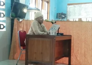 Tanjabtim (13/12). Suasana tentram dan hangat mengiringi Pengajian Umum yang digelar oleh Pimpinan Anak Cabang (PAC) LDII Desa Pandan Sejahtera, Jumat (12/12) siang lalu. Bertempat di Masjid Al-Manshurin, Dusun Simpang Pandan, Kecamatan Geragai, Kabupaten Tanjabtim ini berhasil menyatukan seluruh warga LDII setempat dalam balutan ukhuwah dan semangat menimba ilmu. Acara yang diselenggarakan usai Sholat Jumat berjalan lancar dan kondusif. Cuaca cerah semakin mendukung kekhusyukan jamaah. Dengan sigap, pengurus PAC LDII Pandan Sejahtera bersama pengurus masjid langsung menata sarana dan prasarana demi kenyamanan seluruh peserta yang hadir. Mengawali pengajian, Ustaz Khoirul Aswat memberikan pembekalan ilmu mengenai bab thaharah (bersuci). Dengan penuh ketelatenan, ia menekankan kewajiban menjaga kesucian, baik anggota tubuh maupun pakaian, sebagai syarat diterimanya ibadah. Pria yang akrab disapa Ustaz Irul itu menghubungkan materi dengan identitas warga LDII. “Kesucian adalah pintu utama diterimanya amal kita oleh Allah SWT. Momentum ini selaras dengan maklumat yang terus digaungkan oleh Dewan Penasehat, mulai dari tingkat PAC hingga Dewan Pimpinan Pusat (DPP), bahwa ‘kesucian dan kebersihan’ adalah identitas warga LDII di mana pun mereka berada,” ujar Khoirul, menegaskan pentingnya nilai tersebut dalam kehidupan sehari-hari. Kegiatan kemudian dilanjutkan dengan tausiah yang disampaikan oleh Sekretaris DPD LDII Kabupaten Tanjab Timur, Purwanto. Dengan suara lantang dan penuh semangat, ia mendorong jamaah untuk tidak hanya menjadi pendengar ilmu, tetapi juga pelaku amal sholih. Purwanto mengajak seluruh hadirin untuk meningkatkan partisipasi dalam setiap agenda kebajikan. “Ilmu yang kita peroleh, jika hanya dipelajari tanpa dikerjakan, tentu akan sia-sia belaka. Sebelum penyesalan datang, mari kita buka kembali lembaran mushaf Al-Qur’an sebagai pedoman hidup. Mari kita amalkan isinya untuk bekal kita menghadap Sang Maha Kuasa,” seru Purwanto, mengingatkan akan pentingnya konsistensi antara ilmu dan amal. Rangkaian acara yang penuh berkah ini ditutup dengan munajat bersama kepada Allah SWT, sebagai bentuk syukur atas kelancaran kegiatan dan permohonan agar ilmu yang didapatkan dapat membawa manfaat. Pengajian umum ini tidak hanya menjadi media pencerahan spiritual, tetapi juga memperkuat tali silaturahmi dan solidaritas sesama warga LDII Pandan Sejahtera.