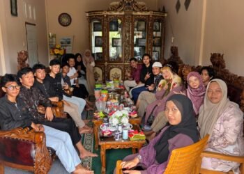 Hangatnya Silaturahmi Lebaran, Generasi Muda LDII Purwodadi Kunjungi Ketua DPD LDII Kabupaten Tanjung Jabung Barat dan Warga Sekitar