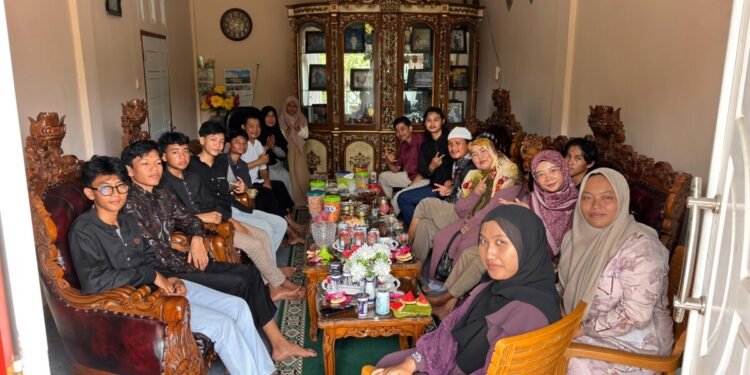 Hangatnya Silaturahmi Lebaran, Generasi Muda LDII Purwodadi Kunjungi Ketua DPD LDII Kabupaten Tanjung Jabung Barat dan Warga Sekitar