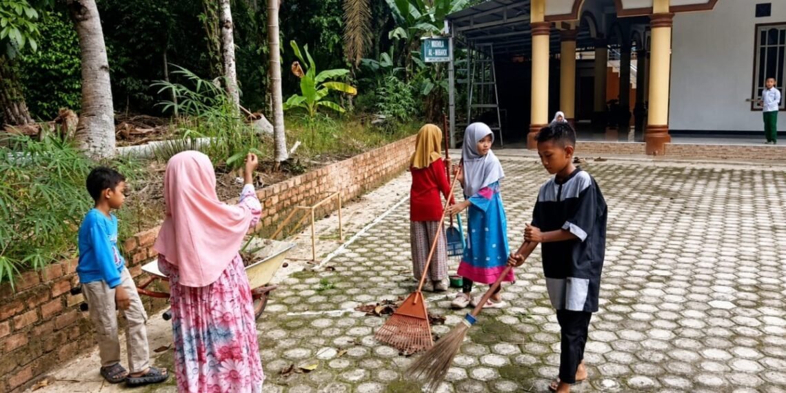 Wujud Peduli Terhadap Lingkungan, Generus LDII Bersihkan Lingkungan Masjid