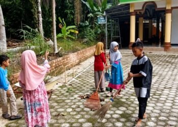 Wujud Peduli Terhadap Lingkungan, Generus LDII Bersihkan Lingkungan Masjid