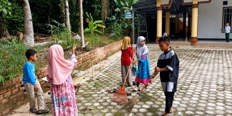 Wujud Peduli Terhadap Lingkungan, Generus LDII Bersihkan Lingkungan Masjid