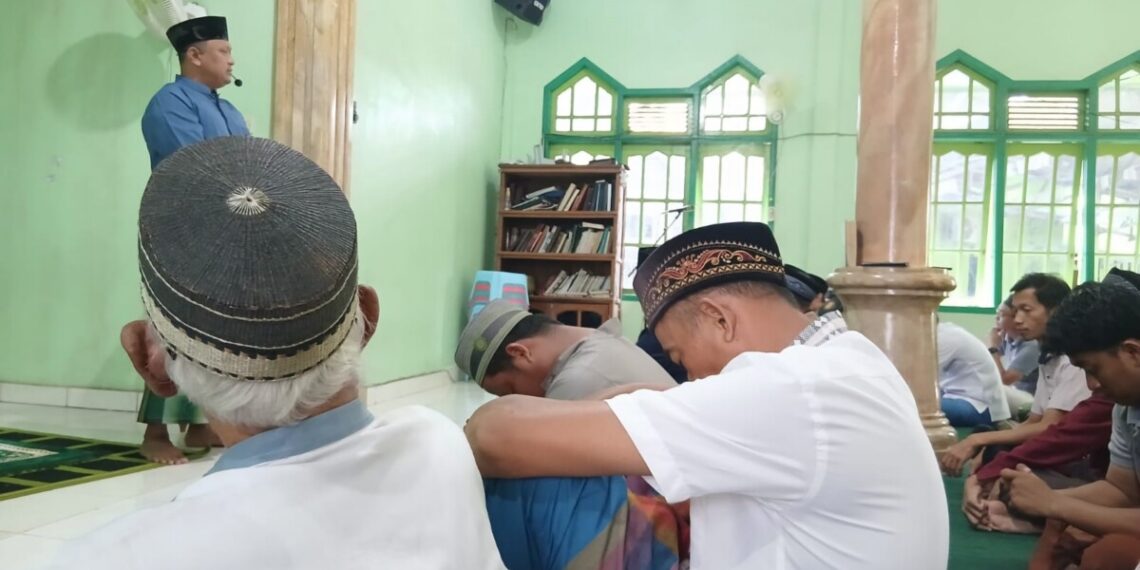 KHUSYUK SHALAT JUMAT, USTAZ WIYONO AJAK TINGKATKAN TAKWA