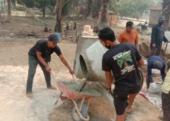 Gotong Royong Warga LDII Cor Masjid