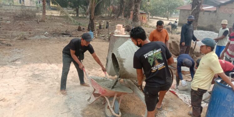 Gotong Royong Warga LDII Cor Masjid